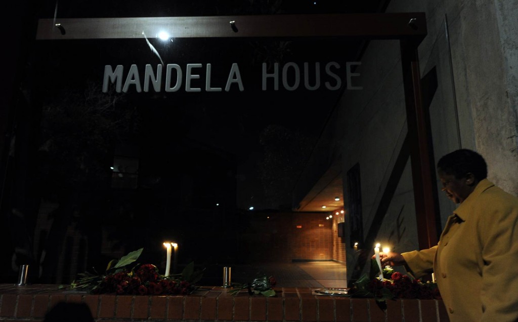 People wishing to pay last respects gather outside former president Nelson Mandela's home on December 5 2013 in Soweto. (Pic: Gallo)